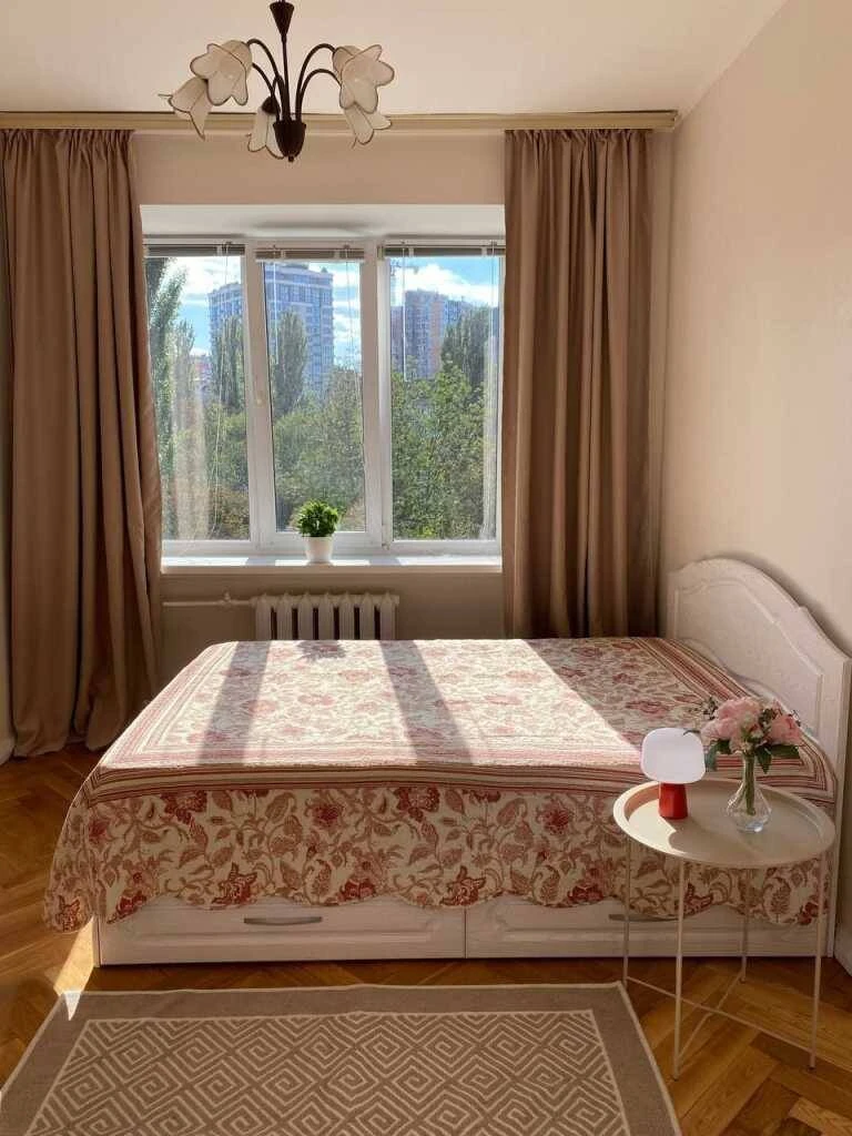 For Rent Long-Term: 3-Bedroom Apartment, Kyiv, Pecerskyi, Lesya Ukrainky