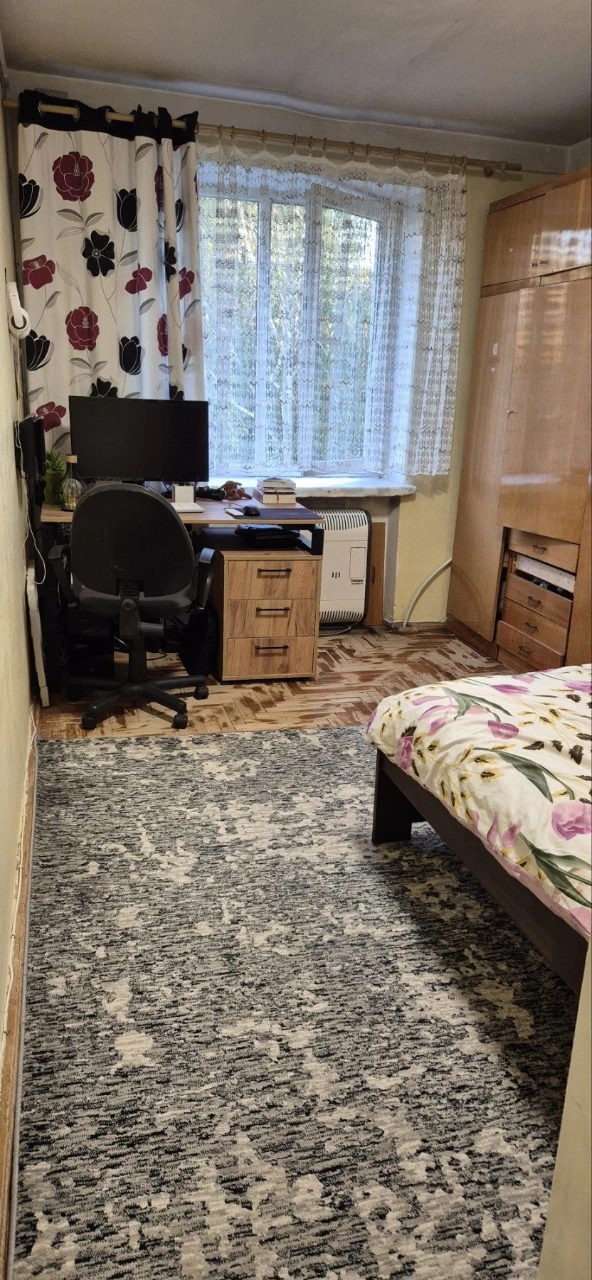 For Sale: 3 rooms in a brick house