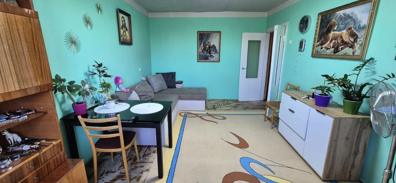 For Sale: 3 rooms in a brick house