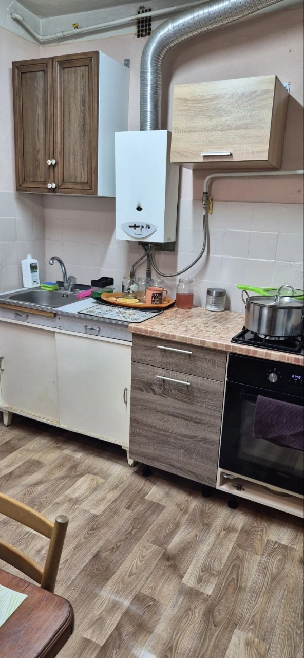 For Sale: 3 rooms in a brick house