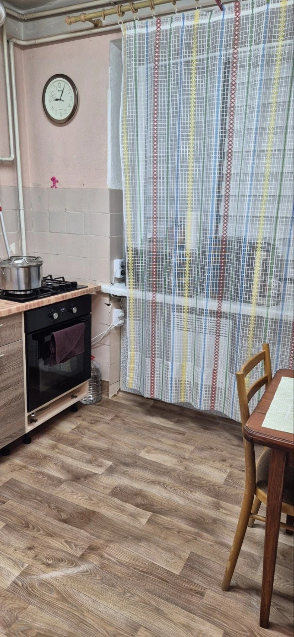 For Sale: 3 rooms in a brick house
