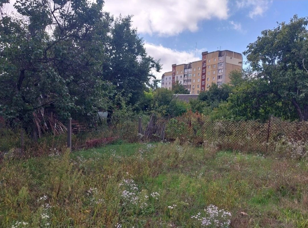 Продається пів будинку , центр , вул. Челюскінців, усі комун