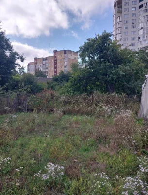 Продається пів будинку , центр , вул. Челюскінців, усі комун
