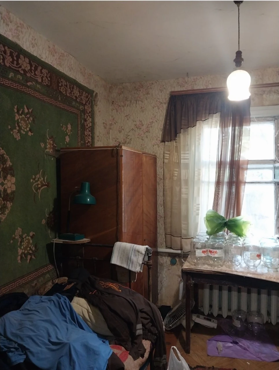 Продається пів будинку , центр , вул. Челюскінців, усі комун