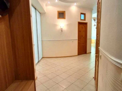 Квартира. Київ, Олеся Гончара вул.