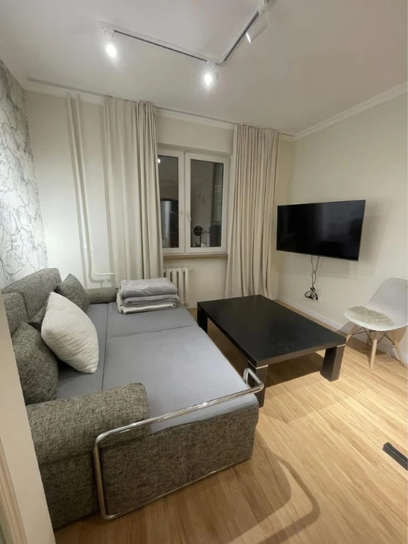 Продается 1-комнатная квартира на Лаврухина 16, 55м²/2