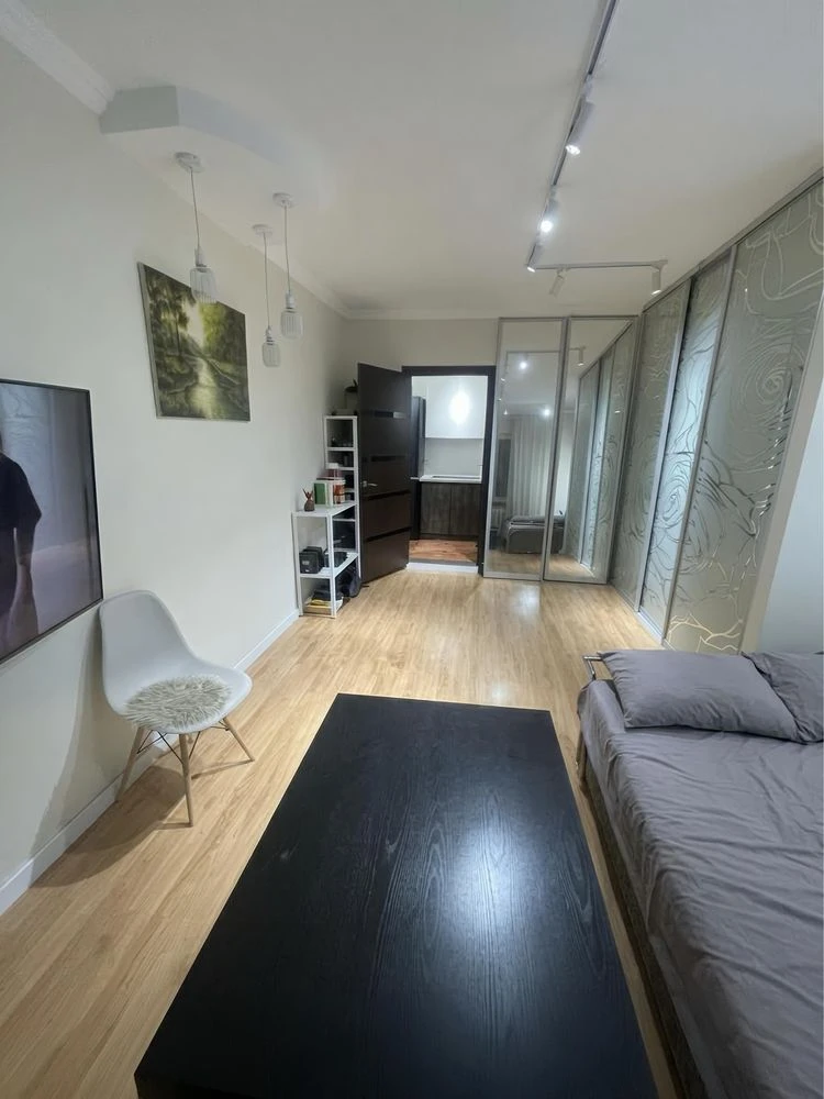 Продается 1-комнатная квартира на Лаврухина 16, 55м²/2