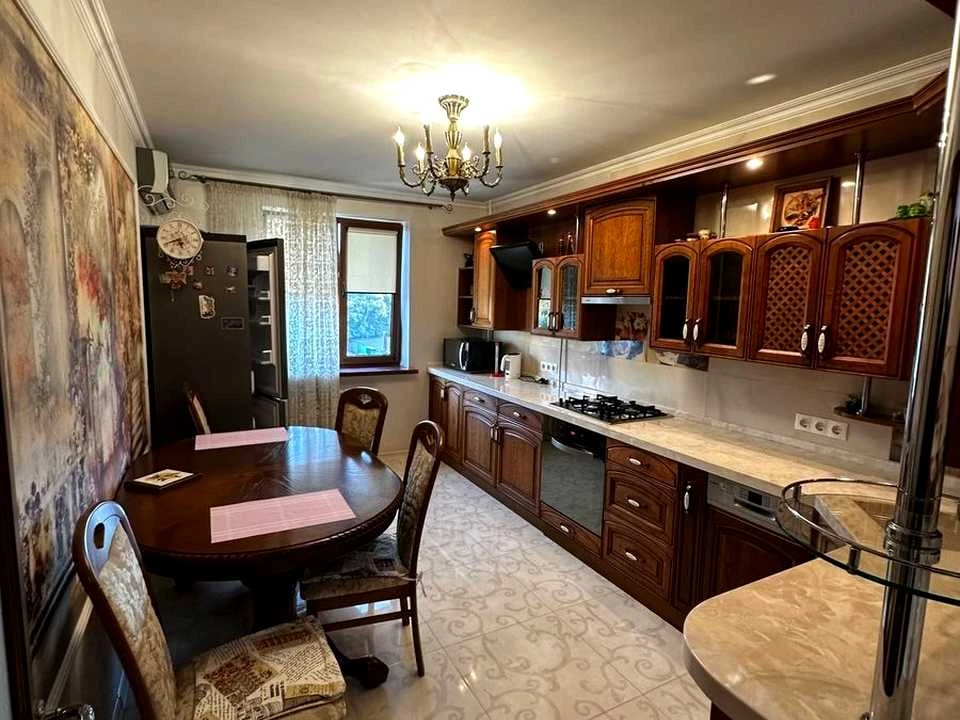 Apartment. Verkhovna Rada Blvd.
