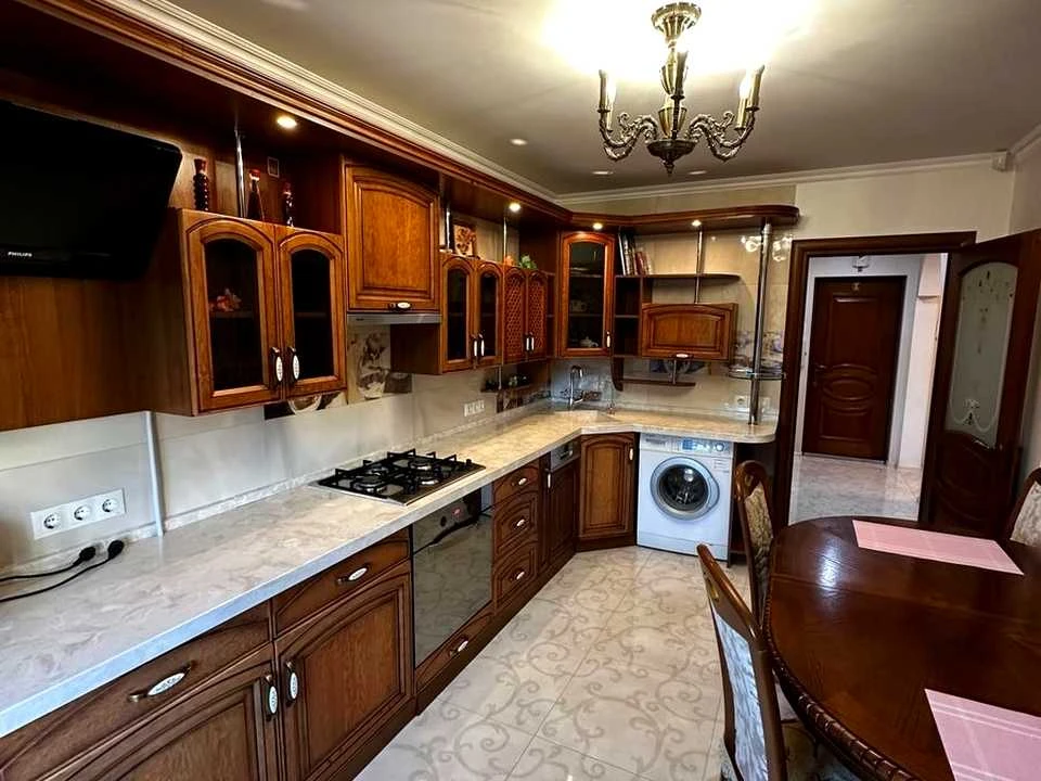 Apartment. Verkhovna Rada Blvd.