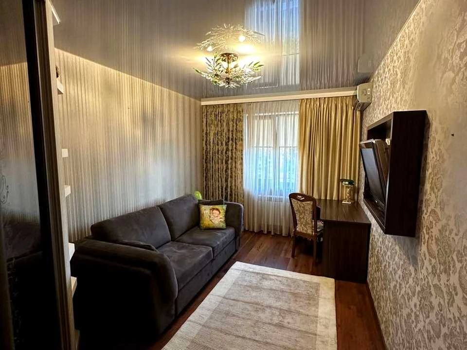 Apartment. Verkhovna Rada Blvd.