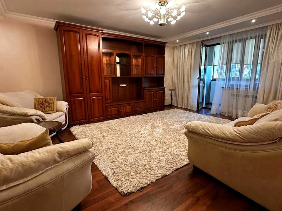 Apartment. Verkhovna Rada Blvd.