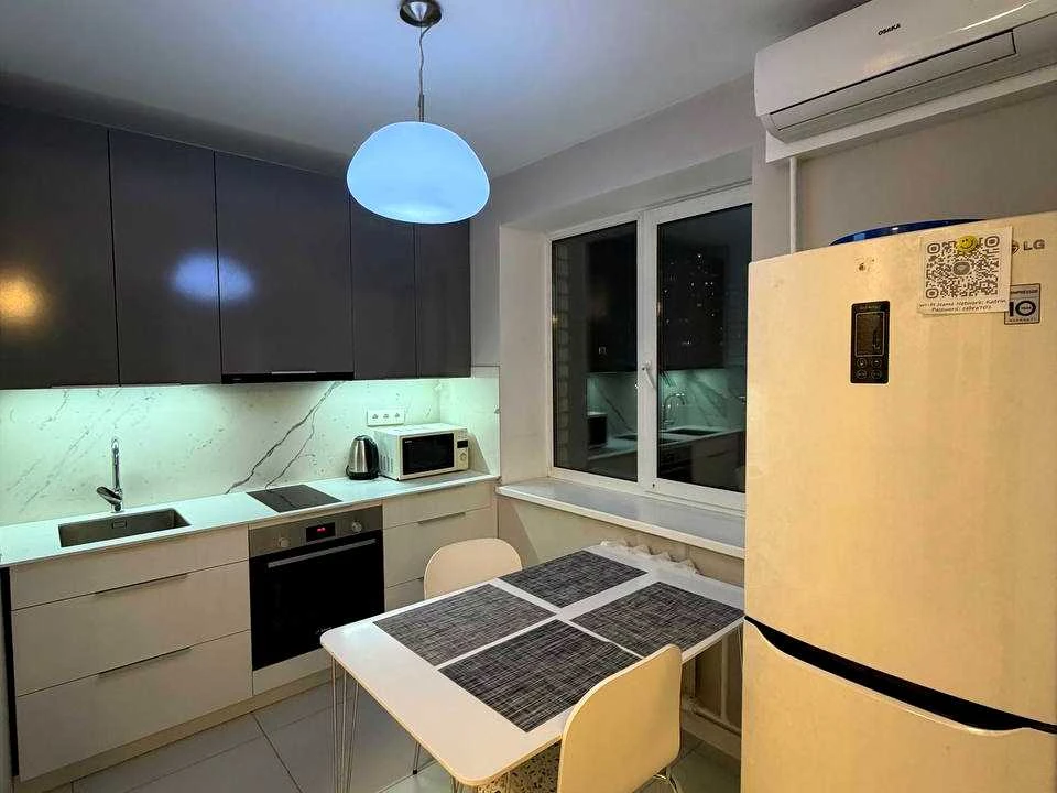 Apartment. Kazarmenna str., Kyiv