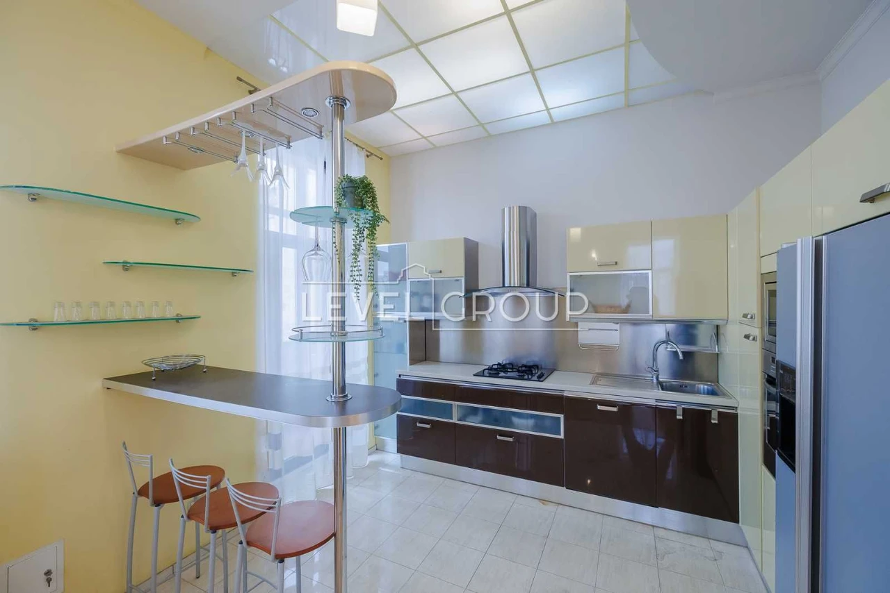 Sale of a 3-level apartment (200m2) in University, st
