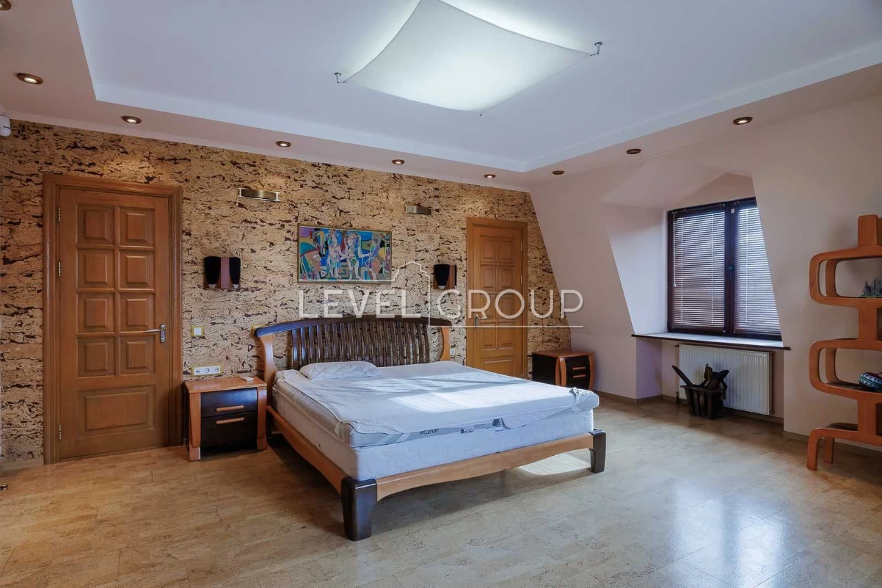 Sale of a 3-level apartment (200m2) in University, st