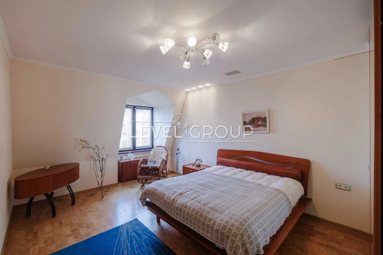 Sale of a 3-level apartment (200m2) in University, st