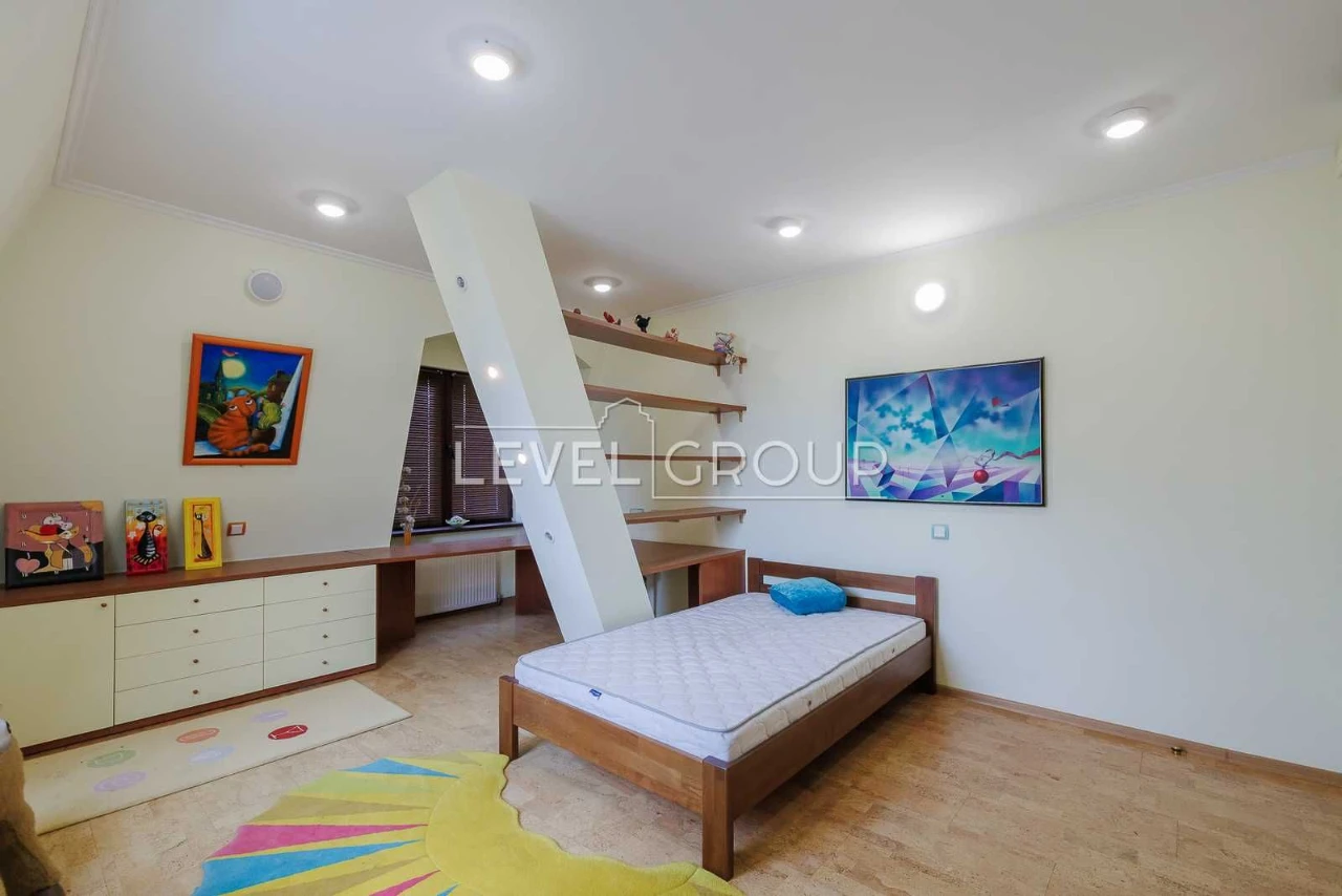 Sale of a 3-level apartment (200m2) in University, st