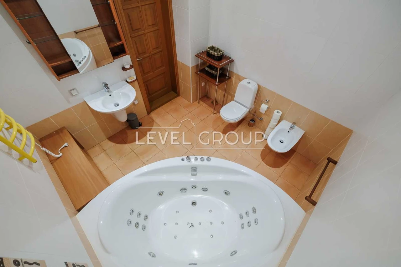 Sale of a 3-level apartment (200m2) in University, st