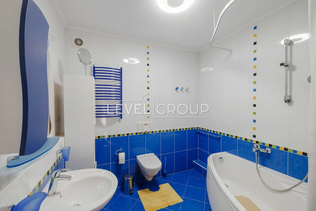 Sale of a 3-level apartment (200m2) in University, st