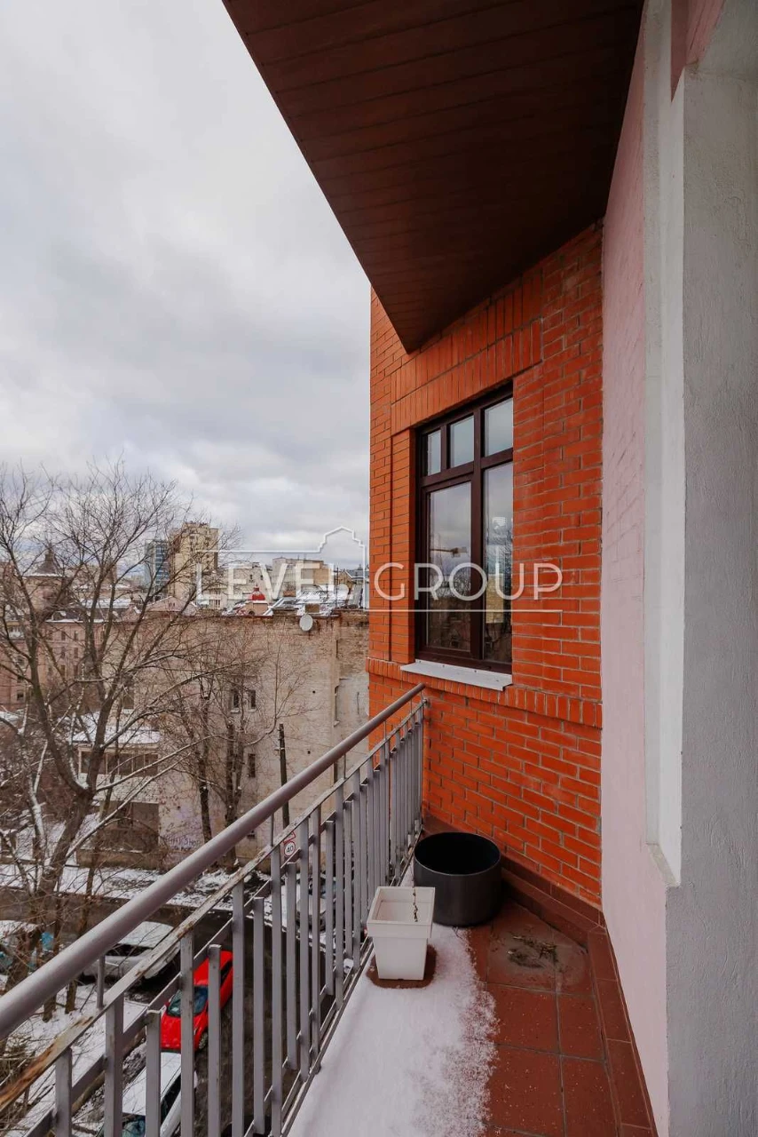 Sale of a 3-level apartment (200m2) in University, st