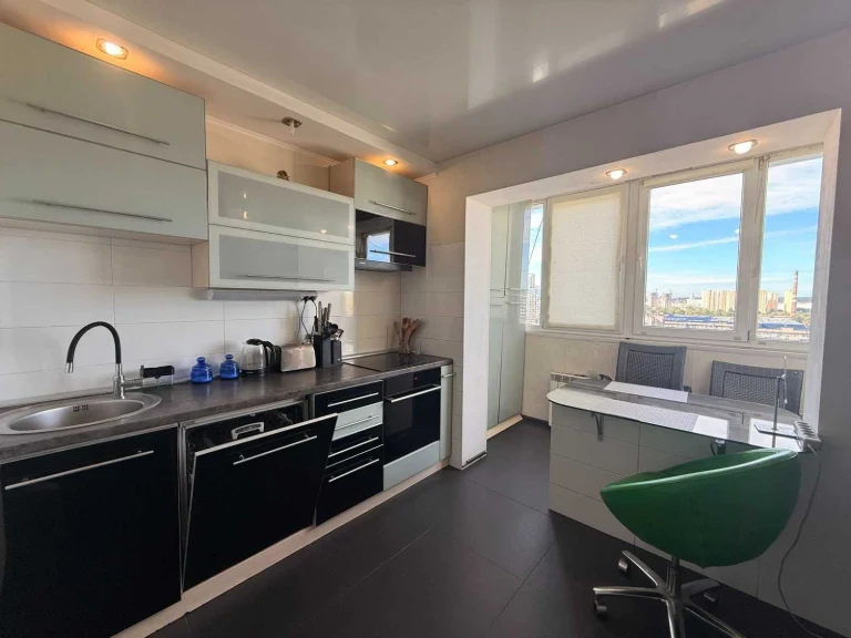 Sale of 2 rooms. Street Heroes of the Day 23, Metro 10 min