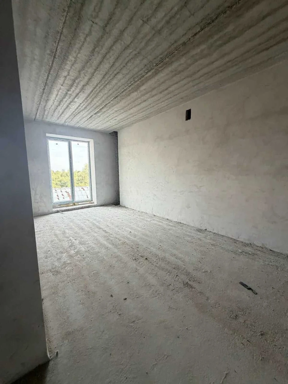 Sale of a ready-to-renovate 1-bedroom apartment in the Urozhayni residential complex