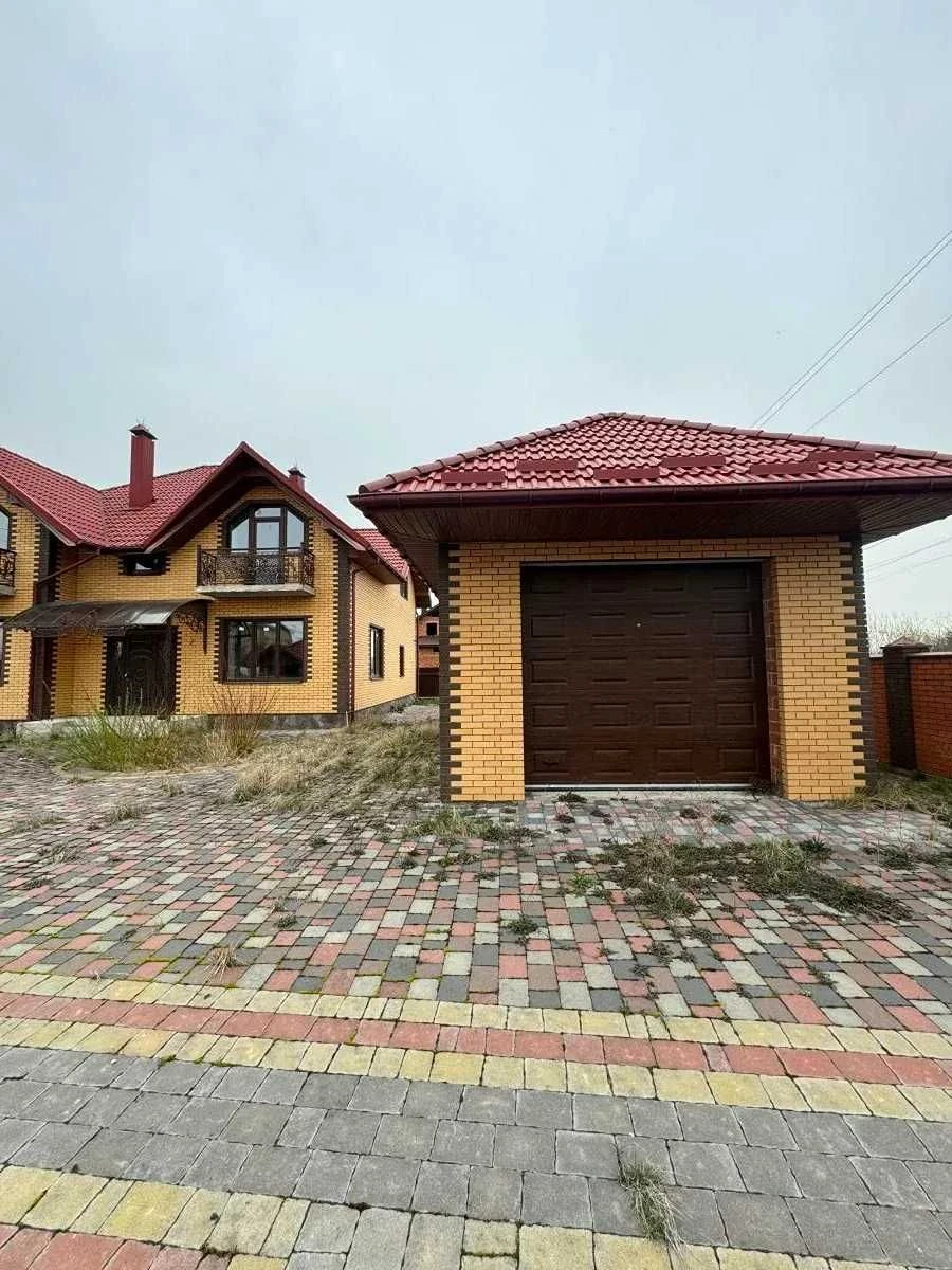 Продається домоволодіння (два будинки) з зем. ділянкою 24 со