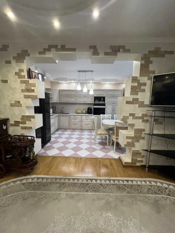 Продається велика квартира в Києві, Солом'янський район