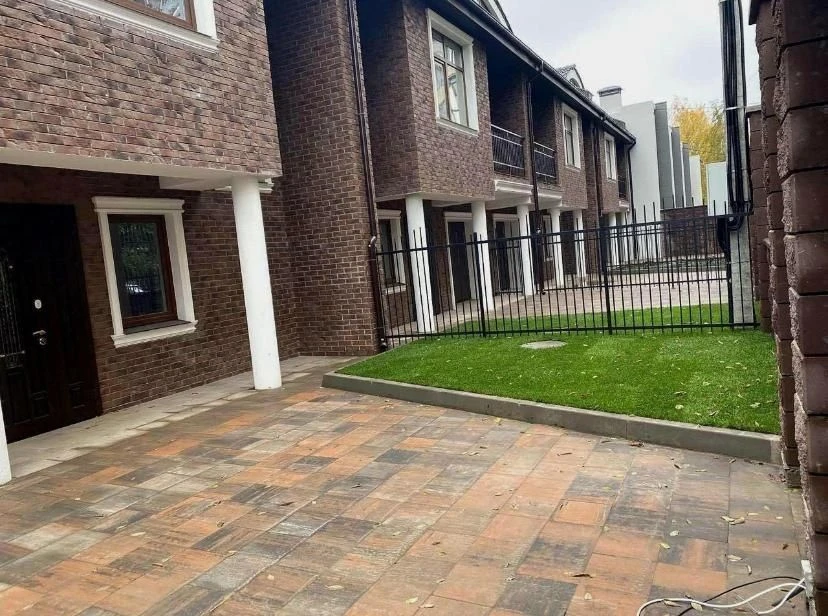 Продаж розкішного таунхауса 300 м² у Солом'янському районі (вул.