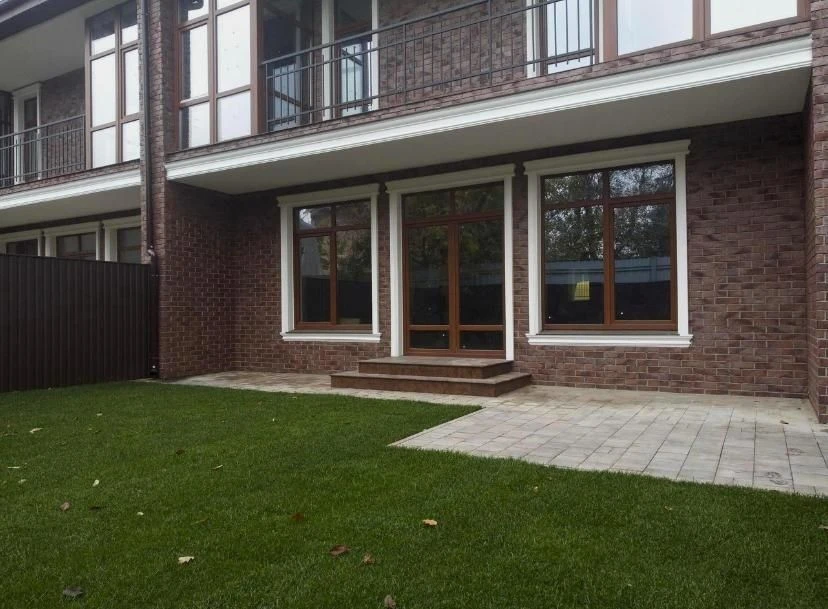 Продаж розкішного таунхауса 300 м² у Солом'янському районі (вул.