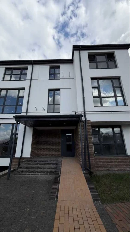 For Sale: 2-bedroom apartment in a townhouse near Yalischyna