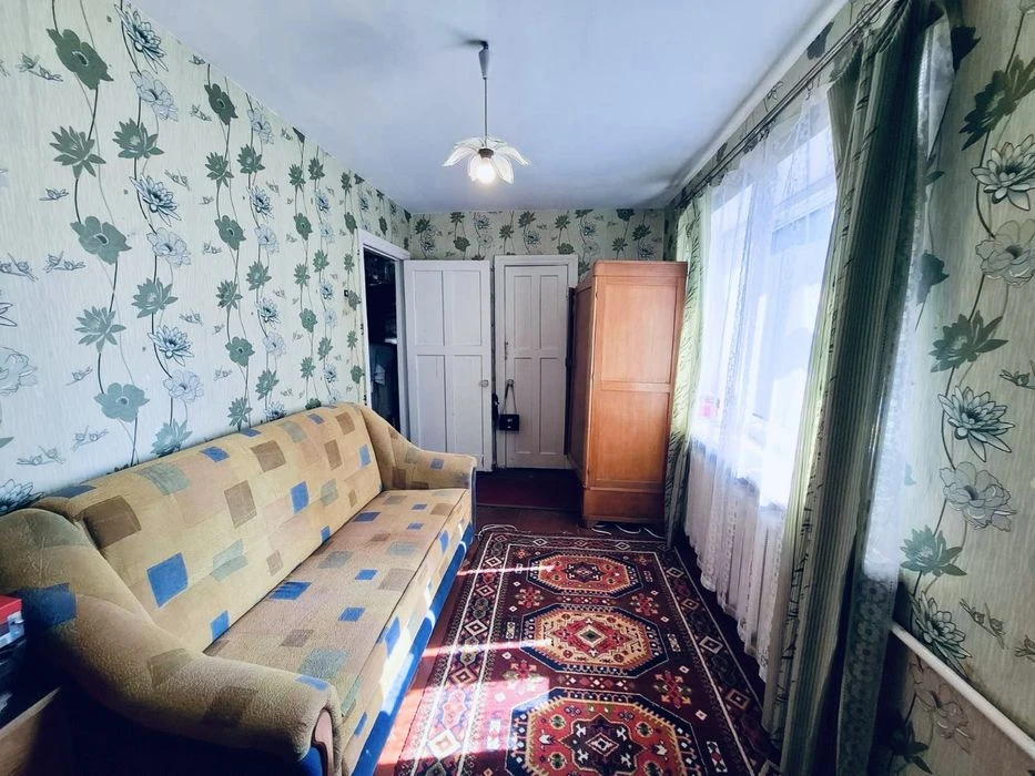 I will sell 2 square meters in a brick building with an excellent location on Slobozhans Avenue