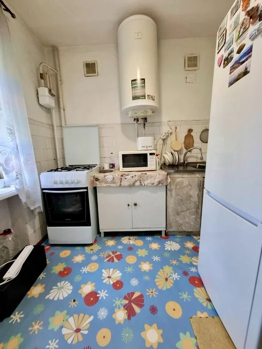 I will sell 2 square meters in a brick building with an excellent location on Slobozhans Avenue