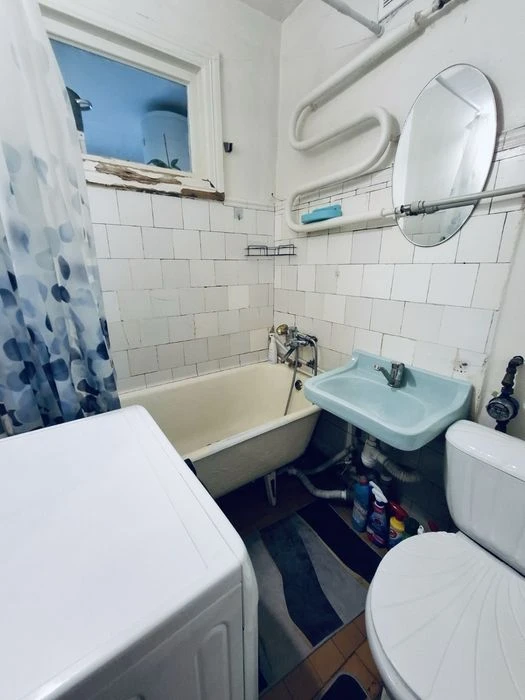 I will sell 2 square meters in a brick building with an excellent location on Slobozhans Avenue