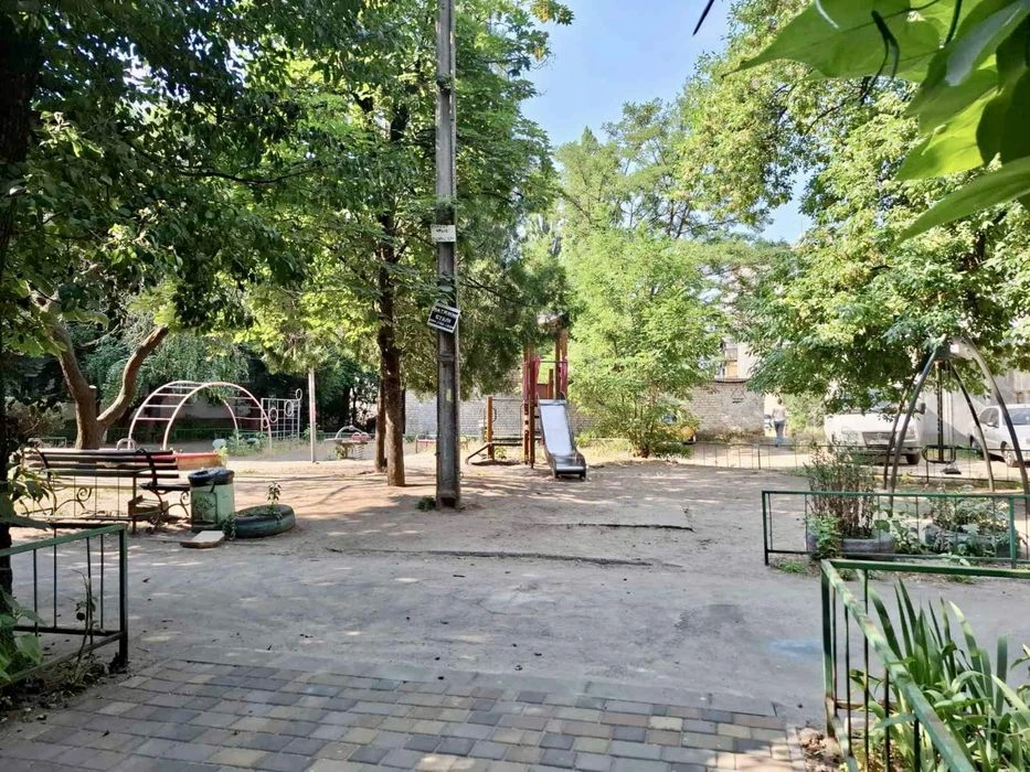 I will sell 2 square meters in a brick building with an excellent location on Slobozhans Avenue