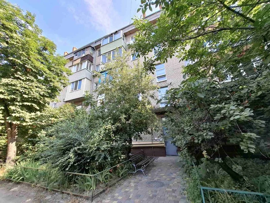 I will sell 2 square meters in a brick building with an excellent location on Slobozhans Avenue