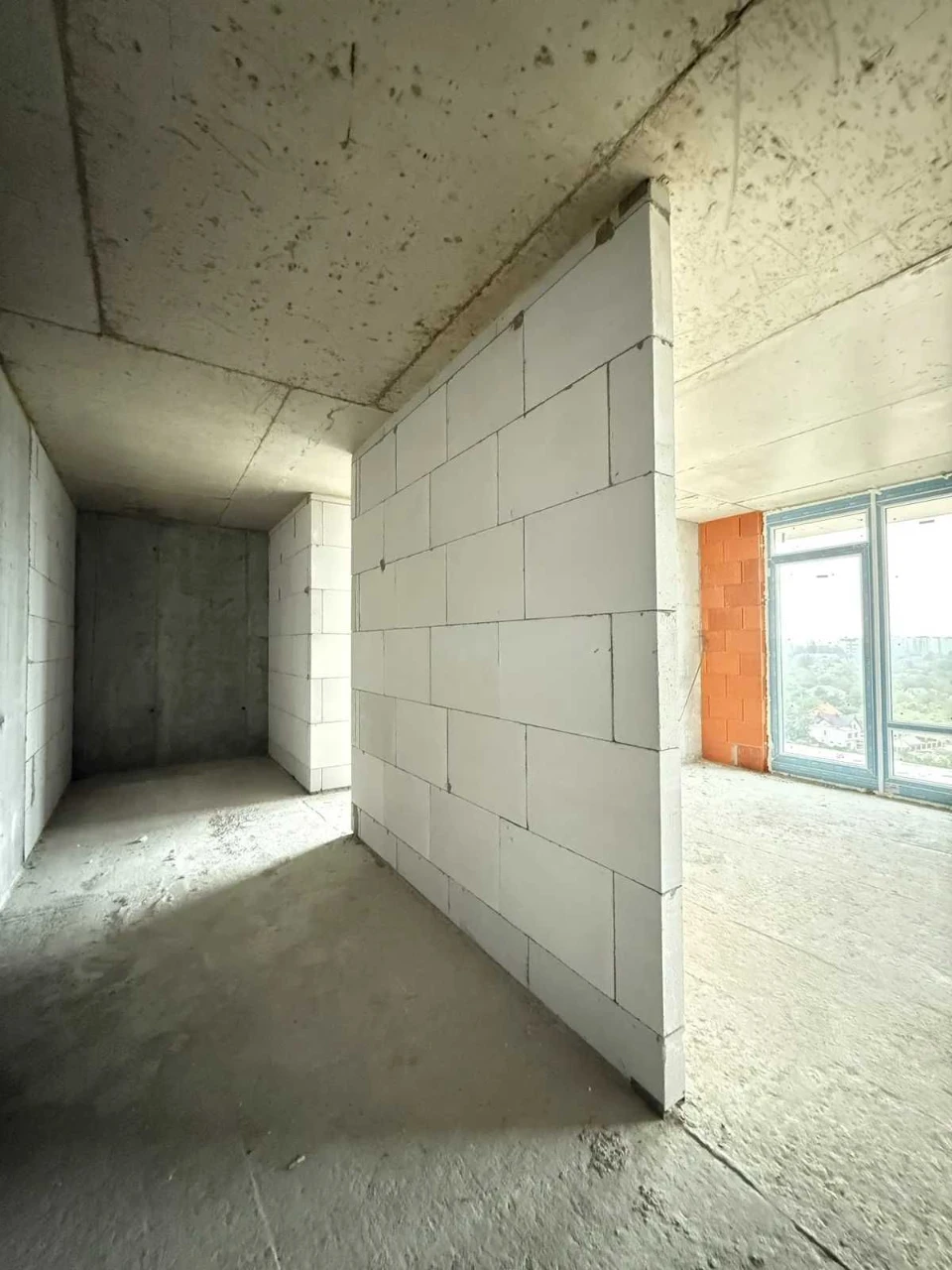 2-bedroom apartment in the "Manhattan UP" residential complex with a lake view