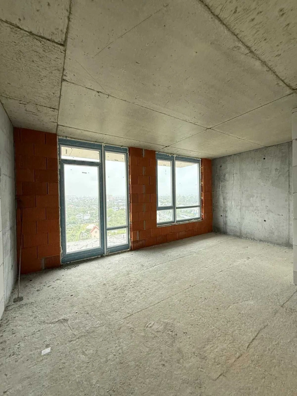 2-bedroom apartment in the "Manhattan UP" residential complex with a lake view