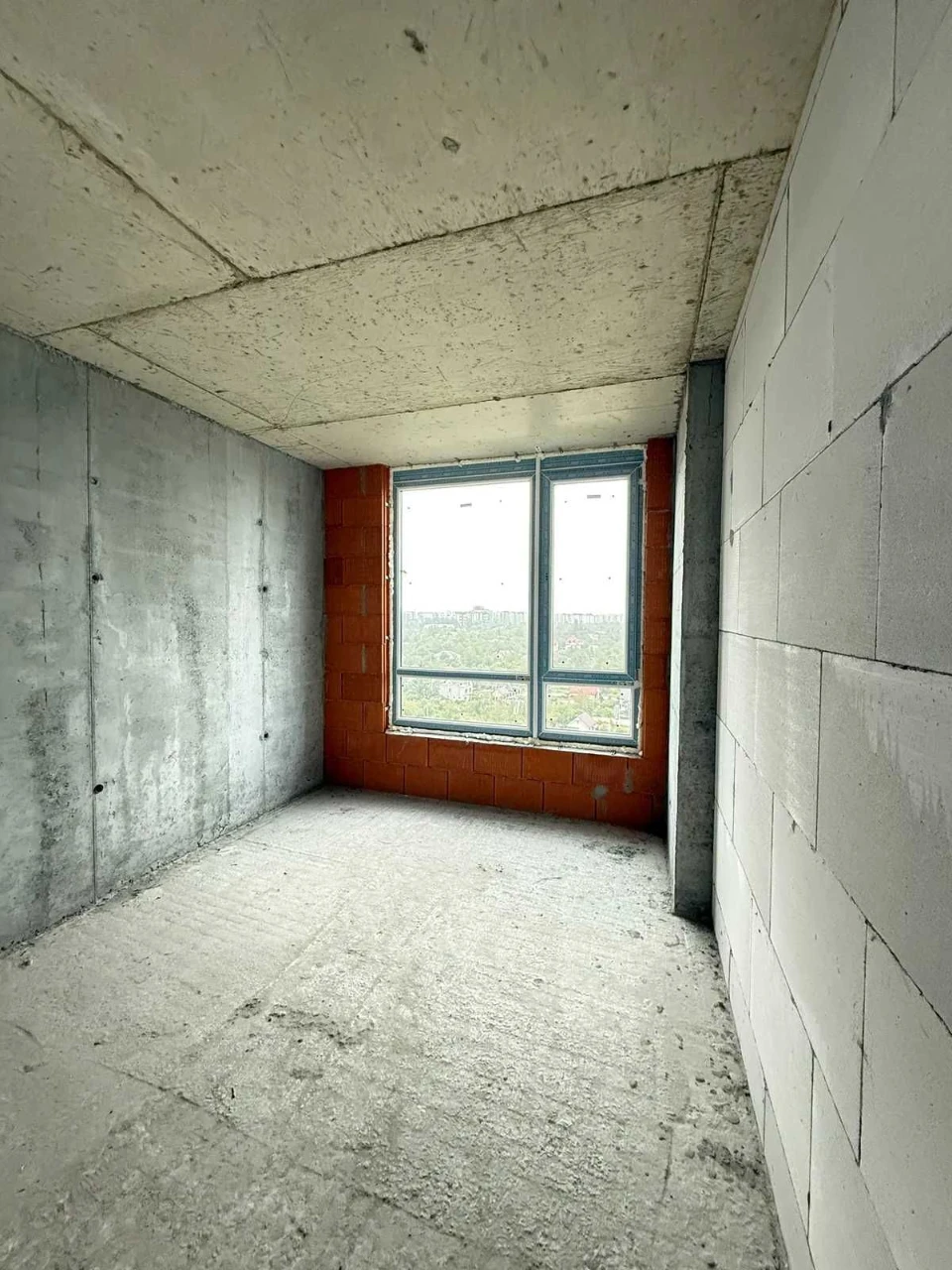 2-bedroom apartment in the "Manhattan UP" residential complex with a lake view