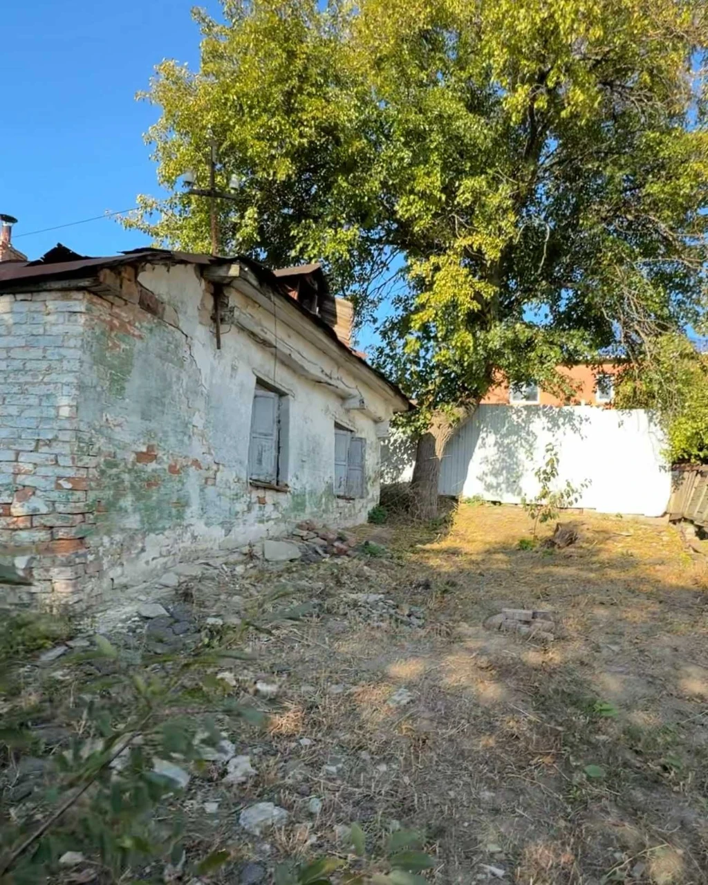 Отдельный дом с участком 6 соток и коммуникациями в районе К