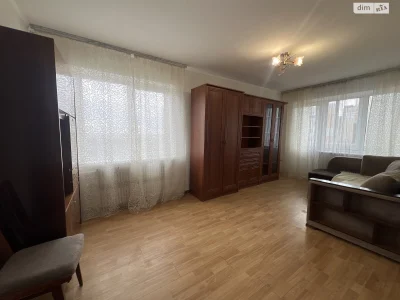 Довгострокова Оренда Квартири, Дружба