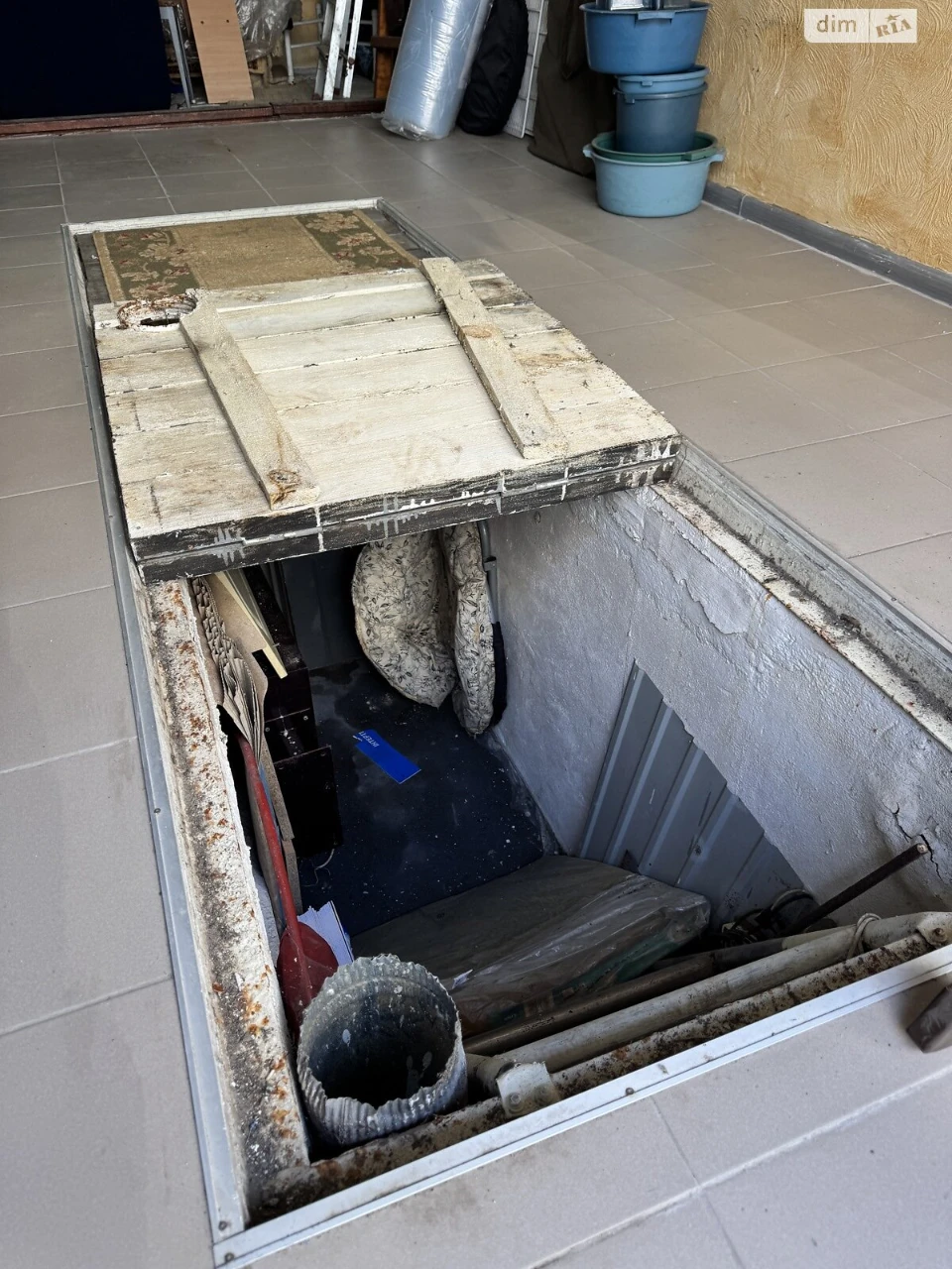 Garage sale in the Grechanı Garage Cooperative