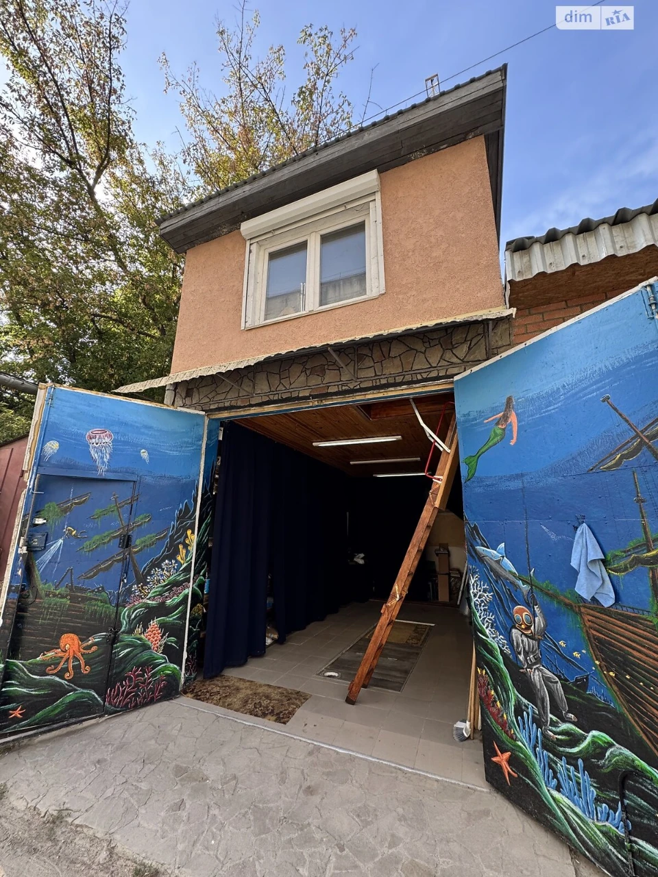 Garage sale in the Grechanı Garage Cooperative