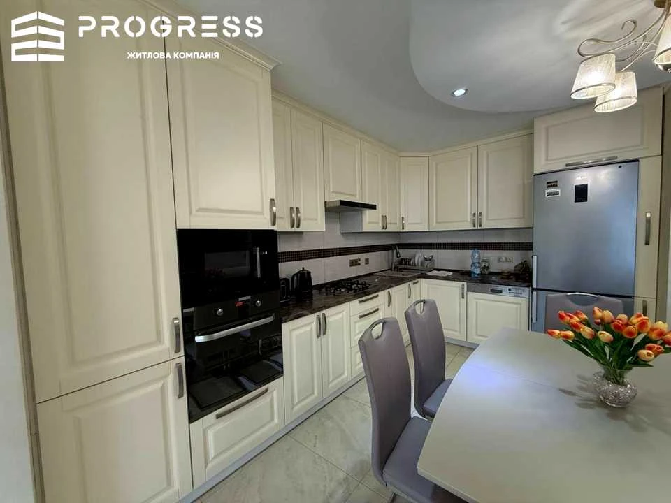 Apartment. Ivano-Frankivsk, Ukrainian Victory Street