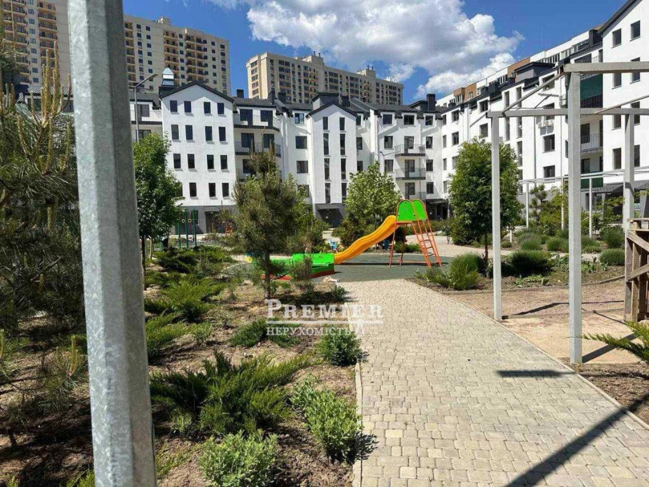 Продається квартира в новому ЖК на Сахарова. Перший поверх.
