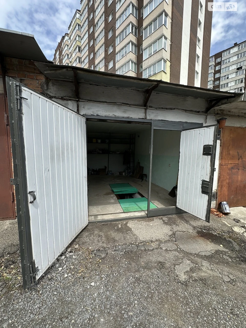 Продаж Місце в гаражному кооперативі Озерна