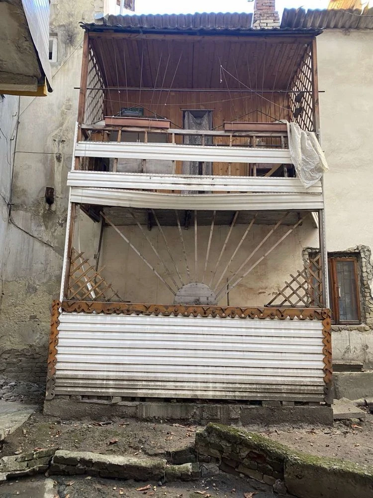 Sale of a 2-story apartment on St. Theodore Square, Center