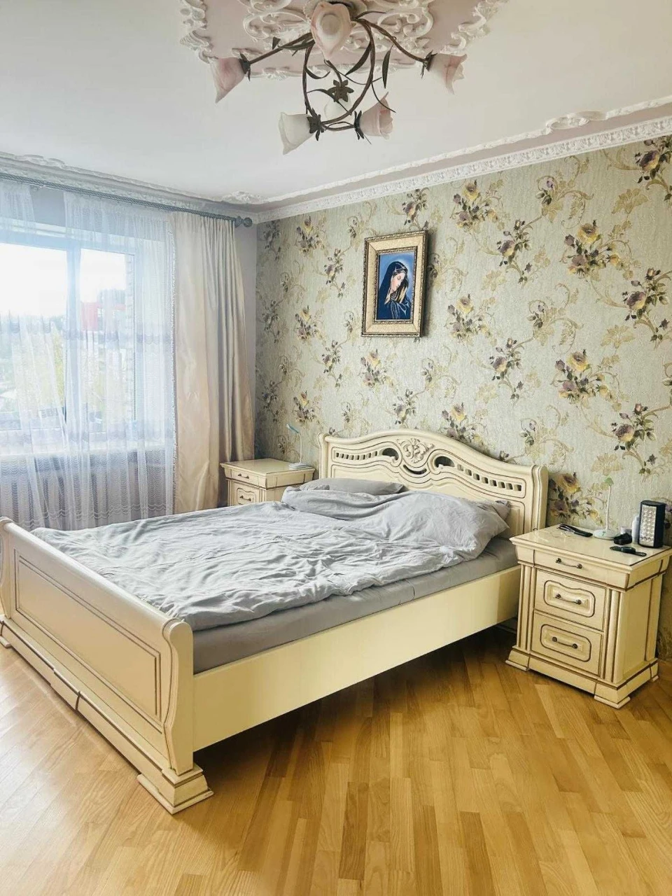 3 room apartment renovated in a brick building on the street