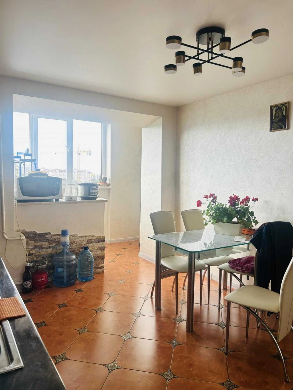 3 room apartment renovated in a brick building on the street