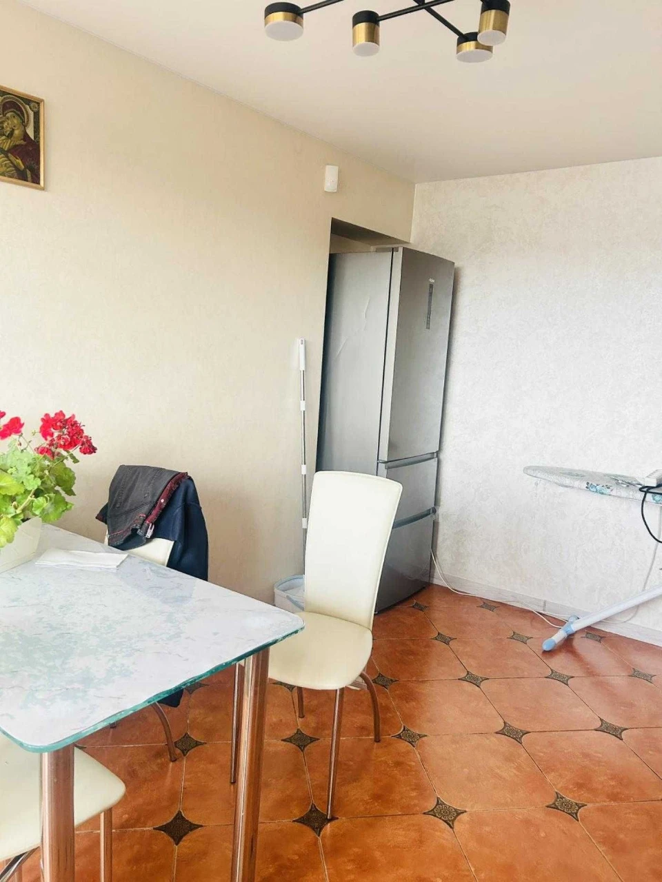 3 room apartment renovated in a brick building on the street