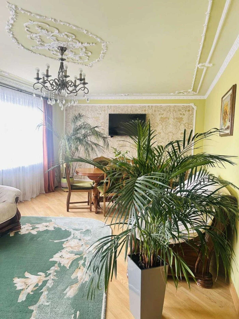 3 room apartment renovated in a brick building on the street